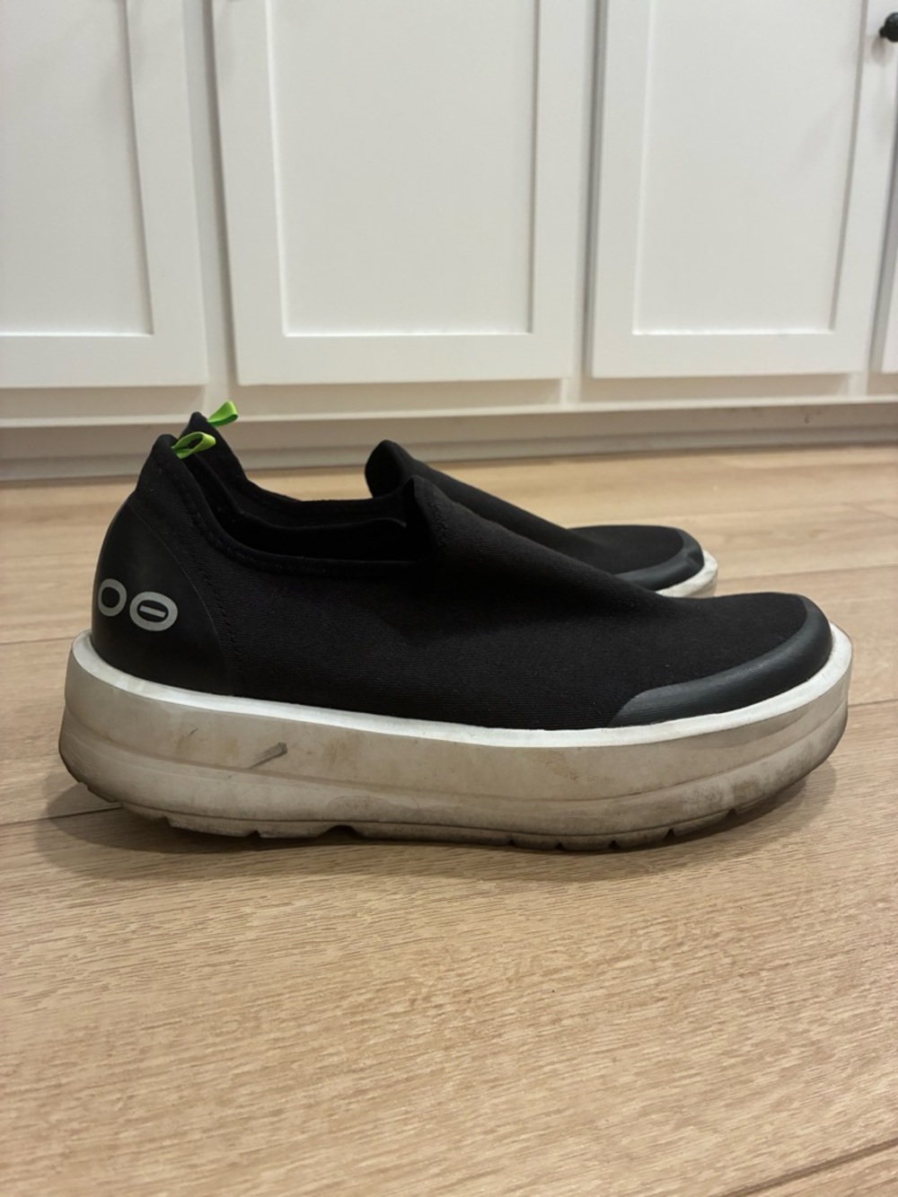 OOFOS OOmega eeZee Low Women’s Recovery Shoe Black Sneaker Slip On Size 10
